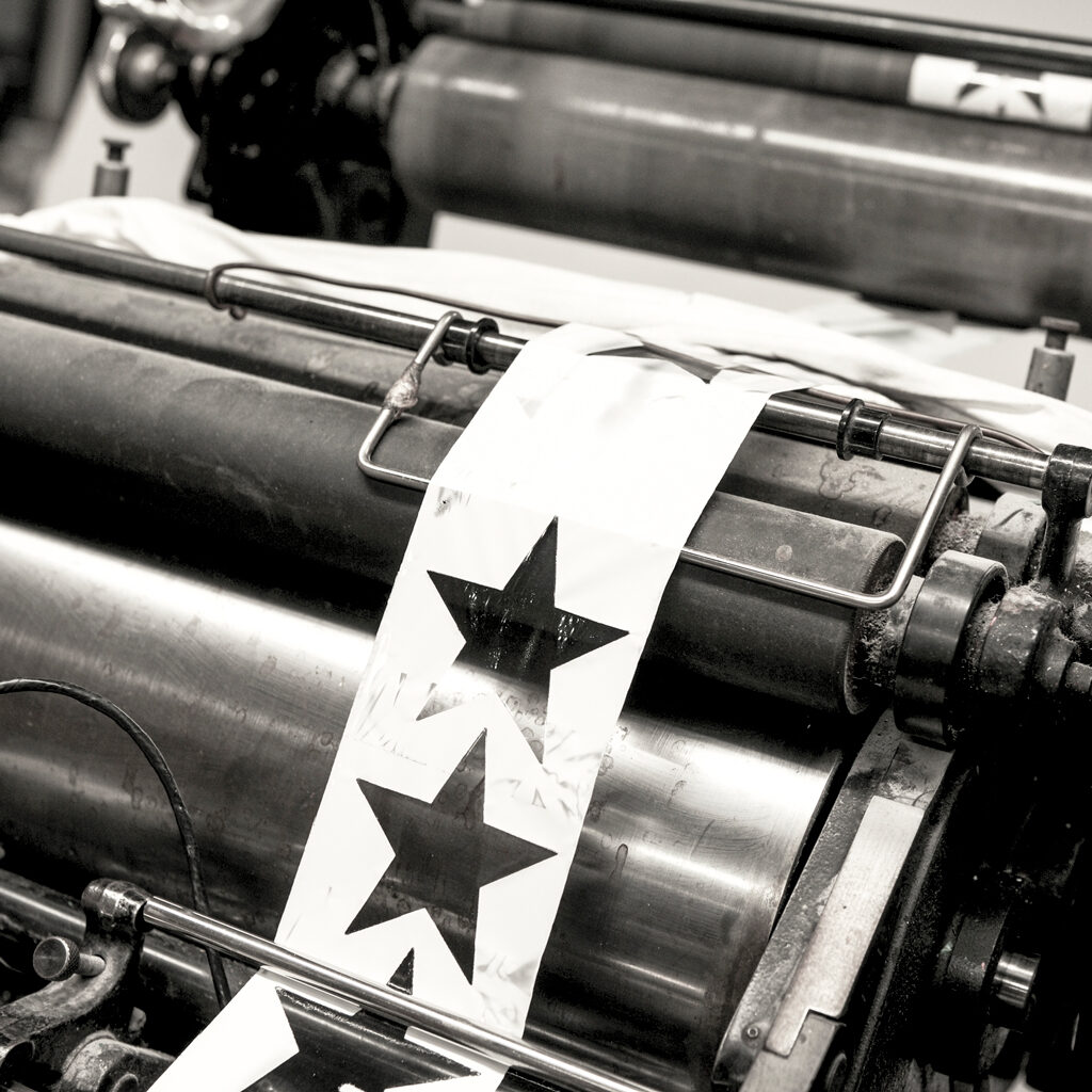 Lederen postkaarten 'star' op de productiemachine