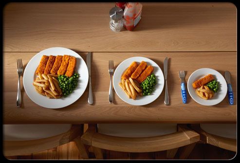 3 borden van verschillende groottes met fishsticks en frieten