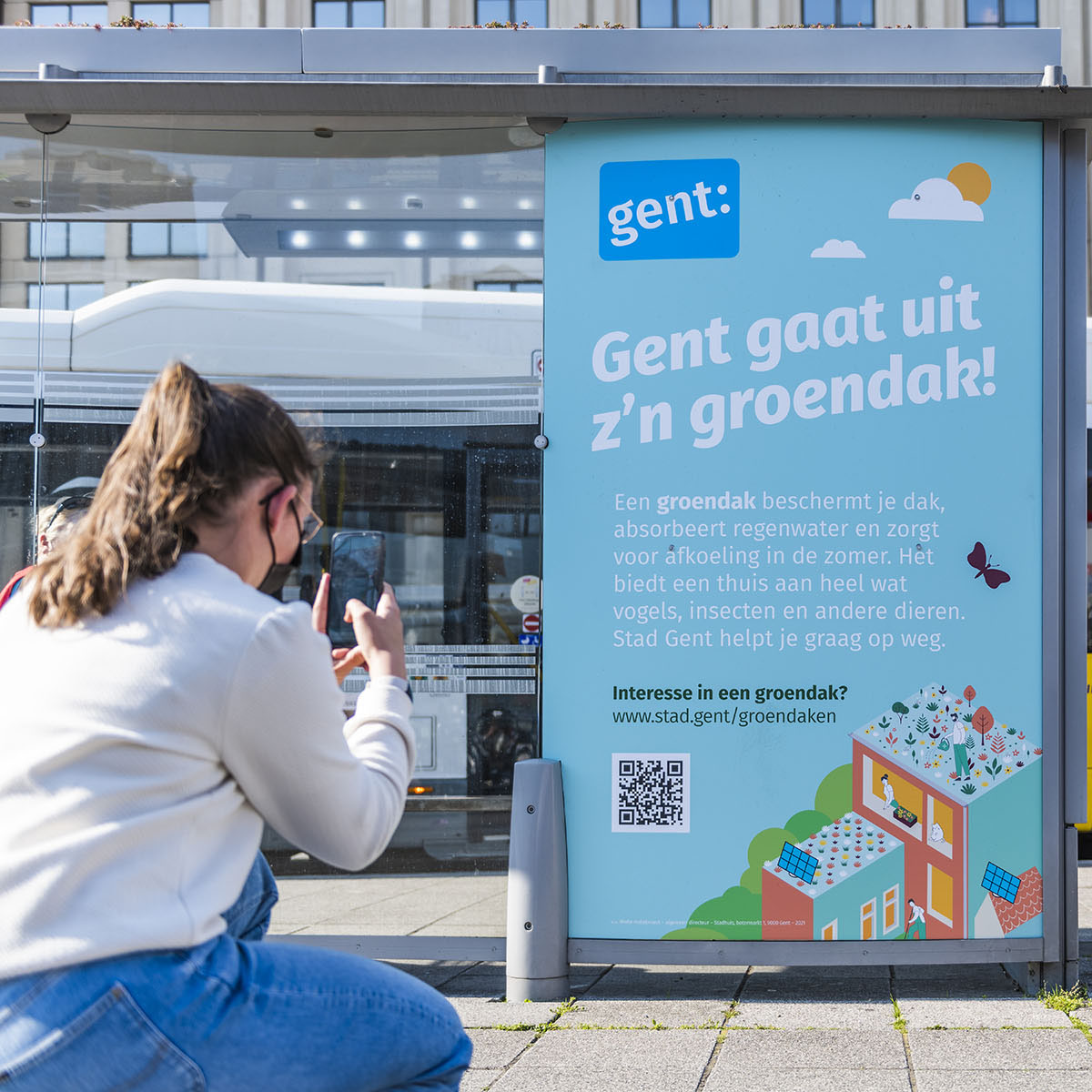 Bestickering van een bushokje in Stad Gent voor het project Groendaken